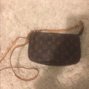 LOUIS VUITTON CROSSBODY (knock off)